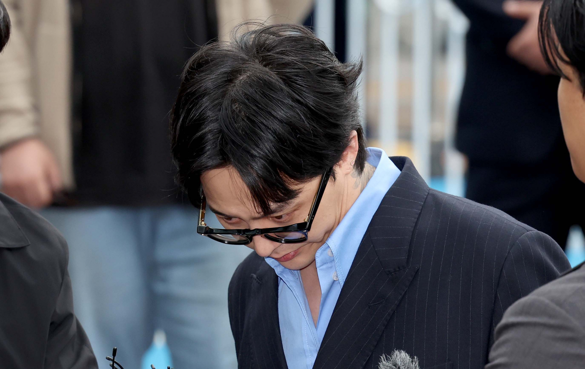 ▲마약 투약 혐의를 받는 가수 지드래곤(본명 권지용)이 6일 인천 남동구 인천논현경찰서 내 인천경찰청 마약범죄수사계에 자진출석하고 있다. 신태현 기자 holjjak@