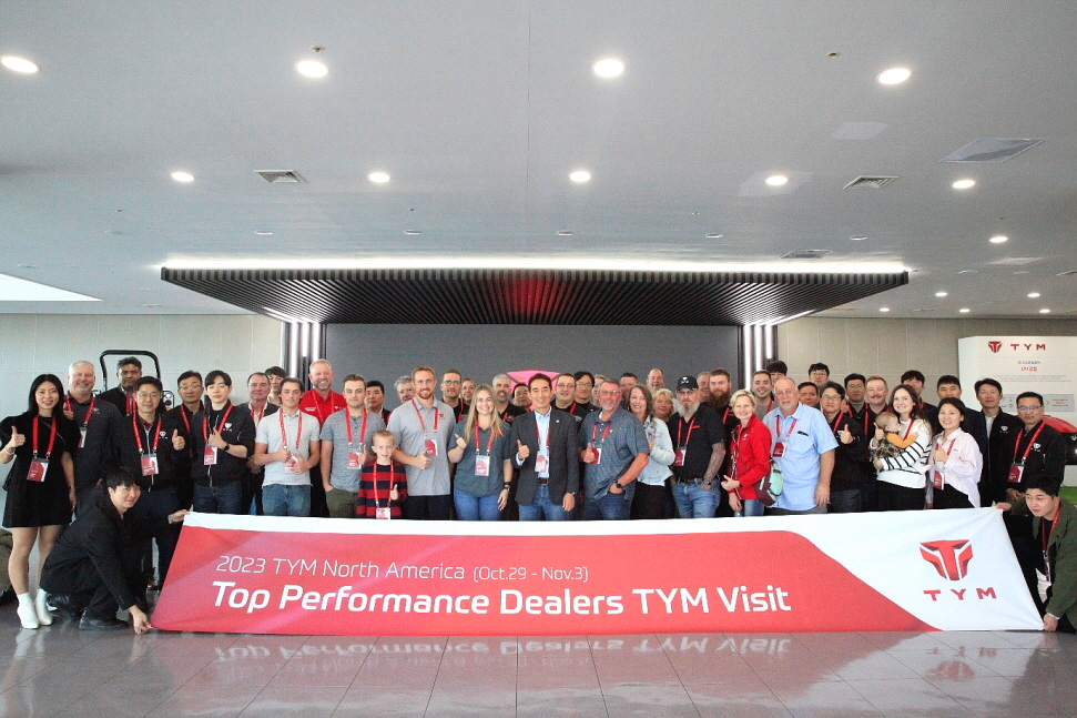 ▲2023 TYM 북미법인 우수 딜러 초청 행사에 참여한 관계자들이 기념 촬영하고 있다. (사진제공=TYM)
