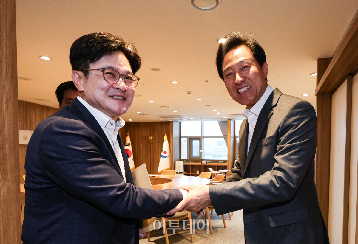 ▲오세훈 서울시장이 6일 서울 중구 서울시청을 방문한 김병수 김포시장과 인사를 나누고 있다. 이날 오세훈 서울시장은 김병수 김포시장을 만나 김포시의 공식적인 서울 편입 방안을 논의한다. 조현호 기자 hyunho@