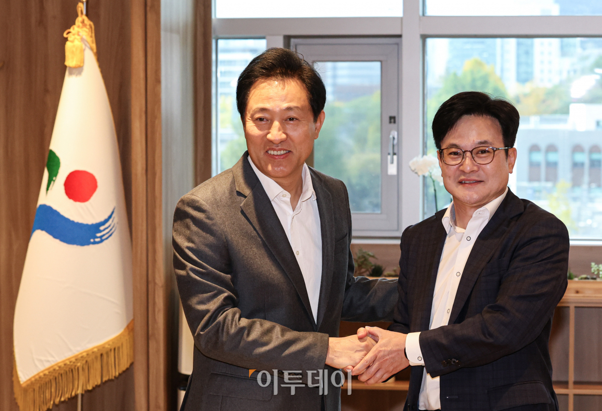 ▲오세훈 서울시장이 6일 서울 중구 서울시청을 방문한 김병수 김포시장과 인사를 나누고 있다. 이날 오세훈 서울시장은 김병수 김포시장을 만나 김포시의 공식적인 서울 편입 방안을 논의한다. 조현호 기자 hyunho@