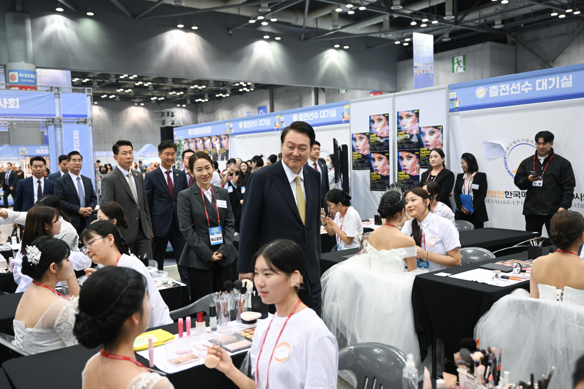 ▲윤석열 대통령이 3일 경기도 고양시 킨텍스에서 열린 2023 대한민국 소상공인대회 개막식에 앞서 한국메이크업미용사회 부스를 찾아 둘러보고 있다. (대통령실 )