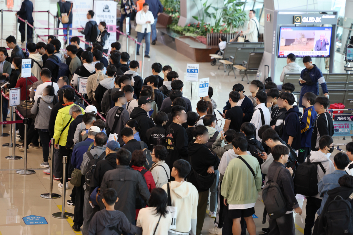 ▲지난달 16일 서울 강서구 김포국제공항 국내선이 수학여행을 떠나는 학생들로 붐비고 있다. (연합뉴스)