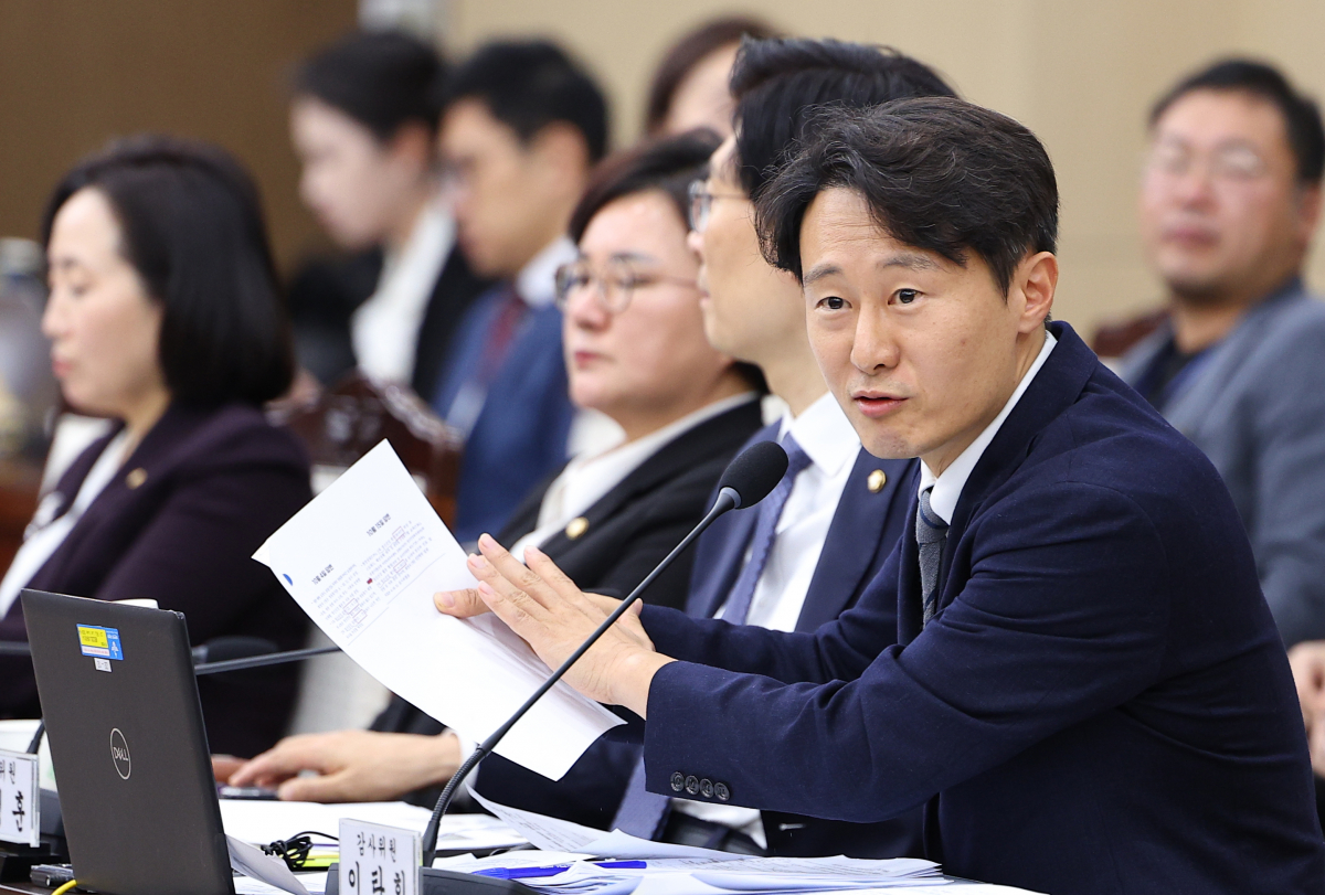 ▲<YONHAP PHOTO-3529> 질의하는 이탄희 의원 (서울=연합뉴스) 김도훈 기자 = 16일 오후 서울 용산구 국방부에서 열린 국회 법제사법위원회의 국방부 군사법원에 대한 국정감사에서 더불어민주당 이탄희 의원이 질의하고 있다. 2023.10.16 superdoo82@yna.co.kr/2023-10-16 16:08:34/<저작권자 ⓒ 1980-2023 ㈜연합뉴스. 무단 전재 재배포 금지.>