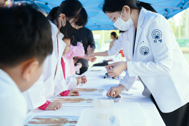 ▲분당자생한방병원 의료진이 한의사 직업 체험 부스에 방문한 어린이들에게 침치료 실습을 진행하고 있다. (사진제공=자생의료재단)