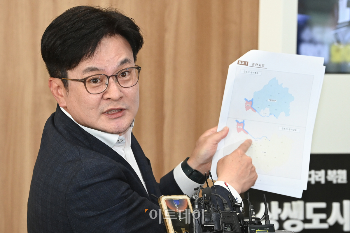 ▲김병수 김포시장이 6일 서울 중구 서울시청에서 오세훈 서울시장과 '김포시의 서울시 편입' 관련 논의 후 백브리핑을 하고 있다. 조현호 기자 hyunho@