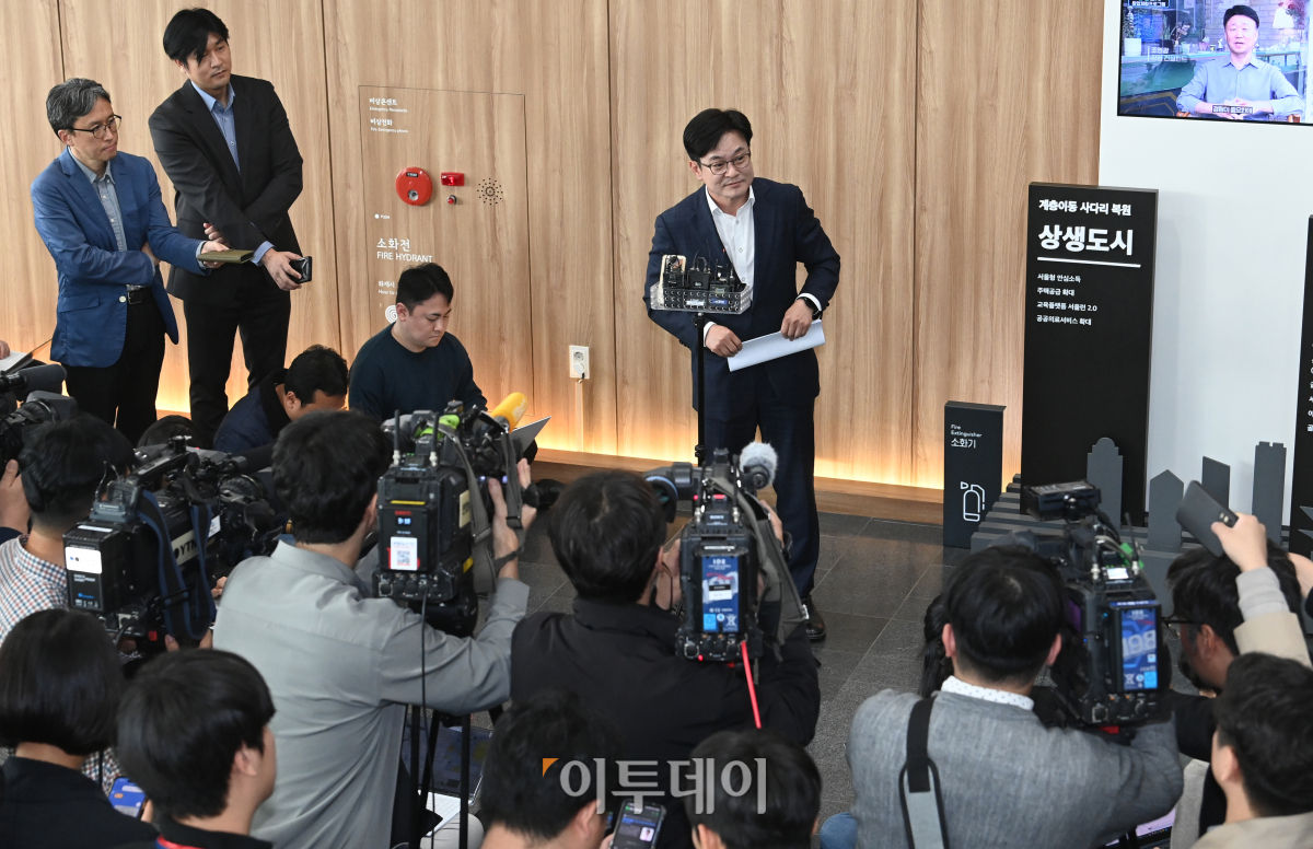 ▲김병수 김포시장이 6일 서울 중구 서울시청에서 오세훈 서울시장과 '김포시의 서울시 편입' 관련 논의 후 백브리핑을 하고 있다. 조현호 기자 hyunho@