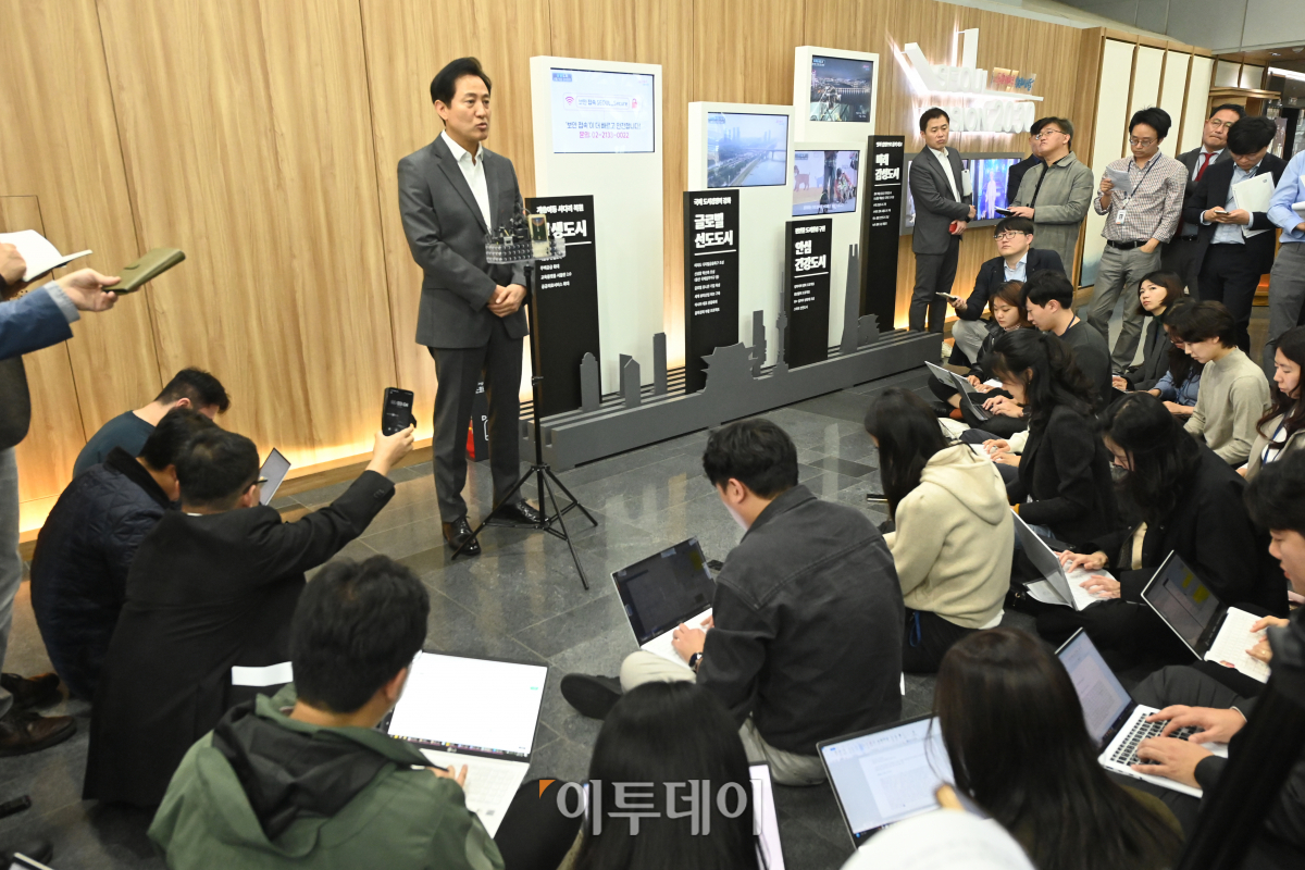 ▲오세훈 서울시장이 6일 서울 중구 서울시청에서 김병수 김포시장과 김포시의 서울시 편입 관련 논의 후 백브리핑을 하고 있다. 조현호 기자 hyunho@