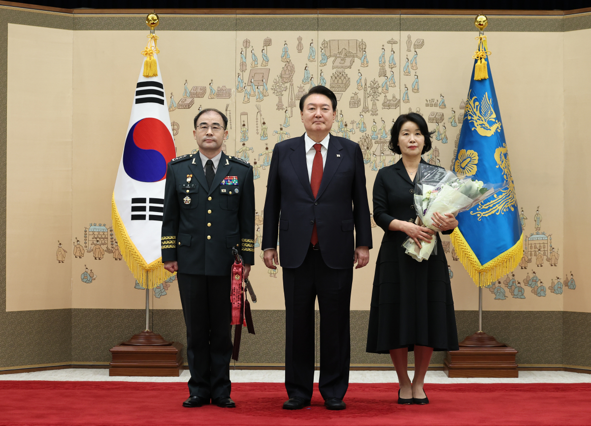 ▲윤석열 대통령이 6일 오후 서울 용산 대통령실 청사에서 열린 중장 진급·보직 신고 및 삼정검 수치 수여식에서 곽종근 특수전사령관에게 삼정검 수치를 수여한 뒤 기념촬영을 하고 있다.  (연합뉴스)