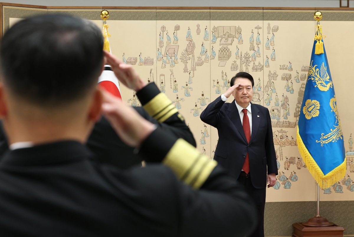 ▲윤석열 대통령이 6일 오후 서울 용산 대통령실 청사에서 열린 중장 진급·보직 신고 및 삼정검 수치 수여식에서 장성들의 신고에 거수 경례로 답하고 있다. (연합뉴스)