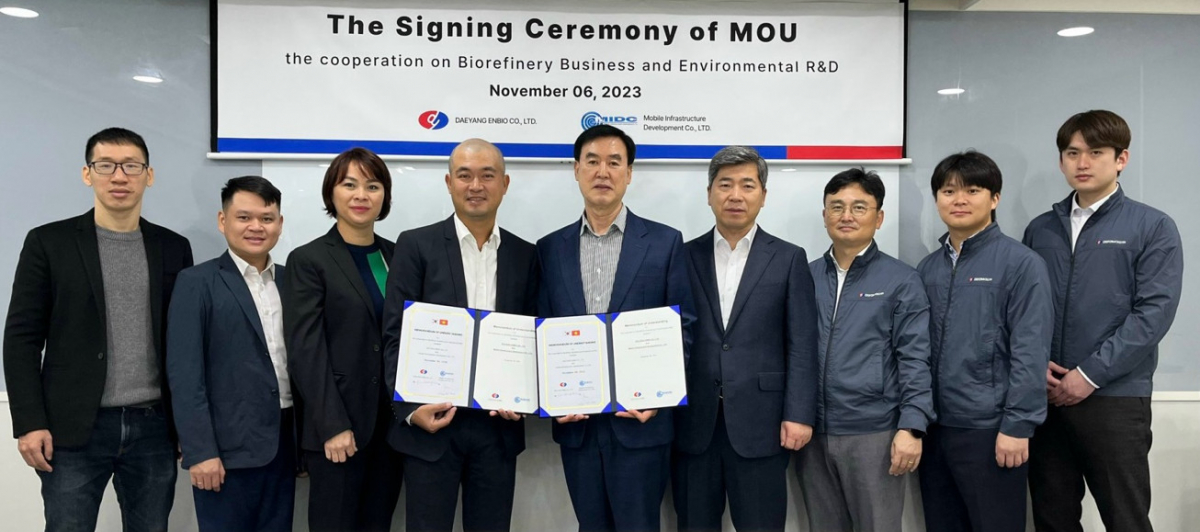 ▲베트남 IED(Institute for Economics & Development) 응우옌 티 투이 린(Nguyen Thi Thuy Linh)부원장(왼쪽 세 번째), MIDC(Mobile Infrastructure Developmnet Co) 응우옌 빈 민 (Nguyen Binh Minh) 대표(왼쪽 네 번째), 대양엔바이오 김황래 대표(왼쪽 다섯 번째), 한성크린텍 박종운 대표(왼쪽 여섯 번째)가 기념촬영을 하고 있다. (자료 = 대양엔바이오)