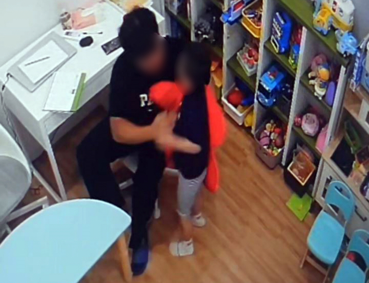 ▲언어치료센터에서 일하던 30대 강사 A 씨의 폭행 정황이 담긴 CCTV 영상 갈무리. (사진=연합뉴스)