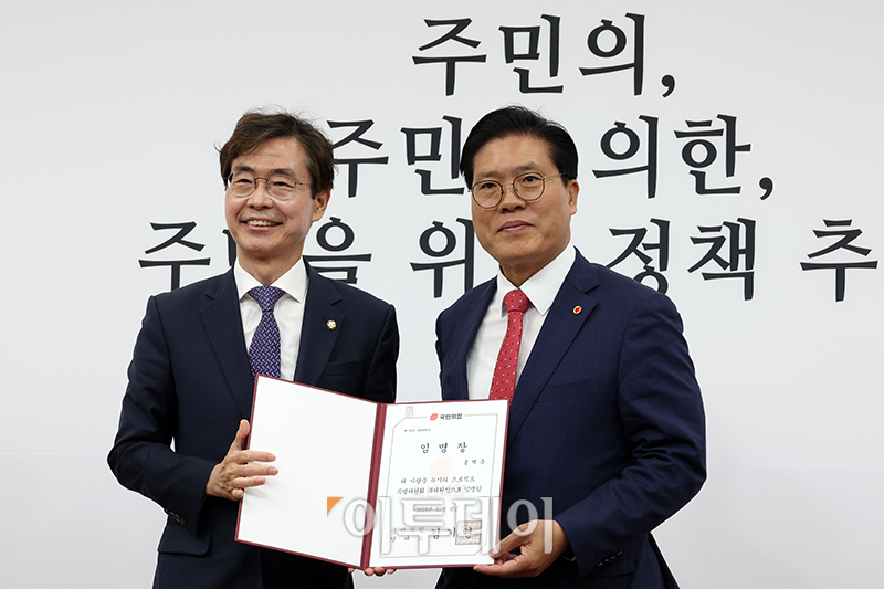 ▲7일 서울 여의도 국회에서 열린 국민의힘 뉴시티 프로젝트 특별위원회 1차 회의에서 조경태(왼쪽) 위원장이 송석준 부위원장에게 임명장을 전달하고 있다. 고이란 기자 photoeran@