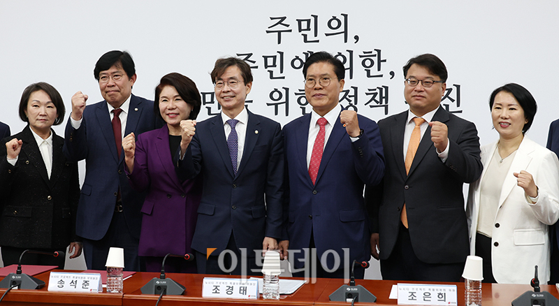 ▲7일 서울 여의도 국회에서 열린 국민의힘 뉴시티 프로젝트 특별위원회 1차 회의에서 조경태(가운데) 위원장이 송석준(오른쪽 세번째) 부위원장을 비롯한 참석자들과 임명장 수여식을 마치고 기념촬영을 하고 있다. 고이란 기자 photoeran@