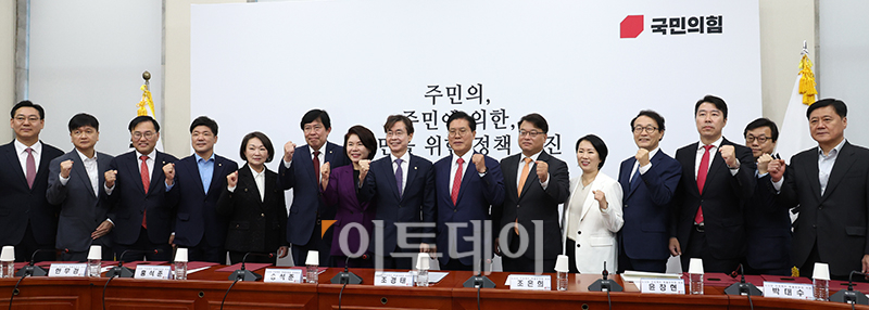 ▲7일 서울 여의도 국회에서 열린 국민의힘 뉴시티 프로젝트 특별위원회 1차 회의에서 조경태(가운데) 위원장이 송석준(오른쪽 일곱번째) 부위원장을 비롯한 참석자들과 임명장 수여식을 마치고 기념촬영을 하고 있다. 고이란 기자 photoeran@