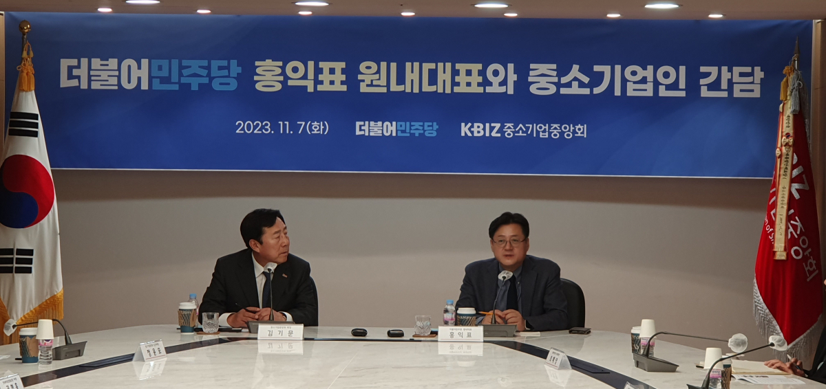 ▲김기문 중소기업중앙회장이 7일 여의도 중소기업중앙회에서 홍익표 더불어민주당 원내대표와 상견례를 하고 있다.  (정수천 기자 int1000@)