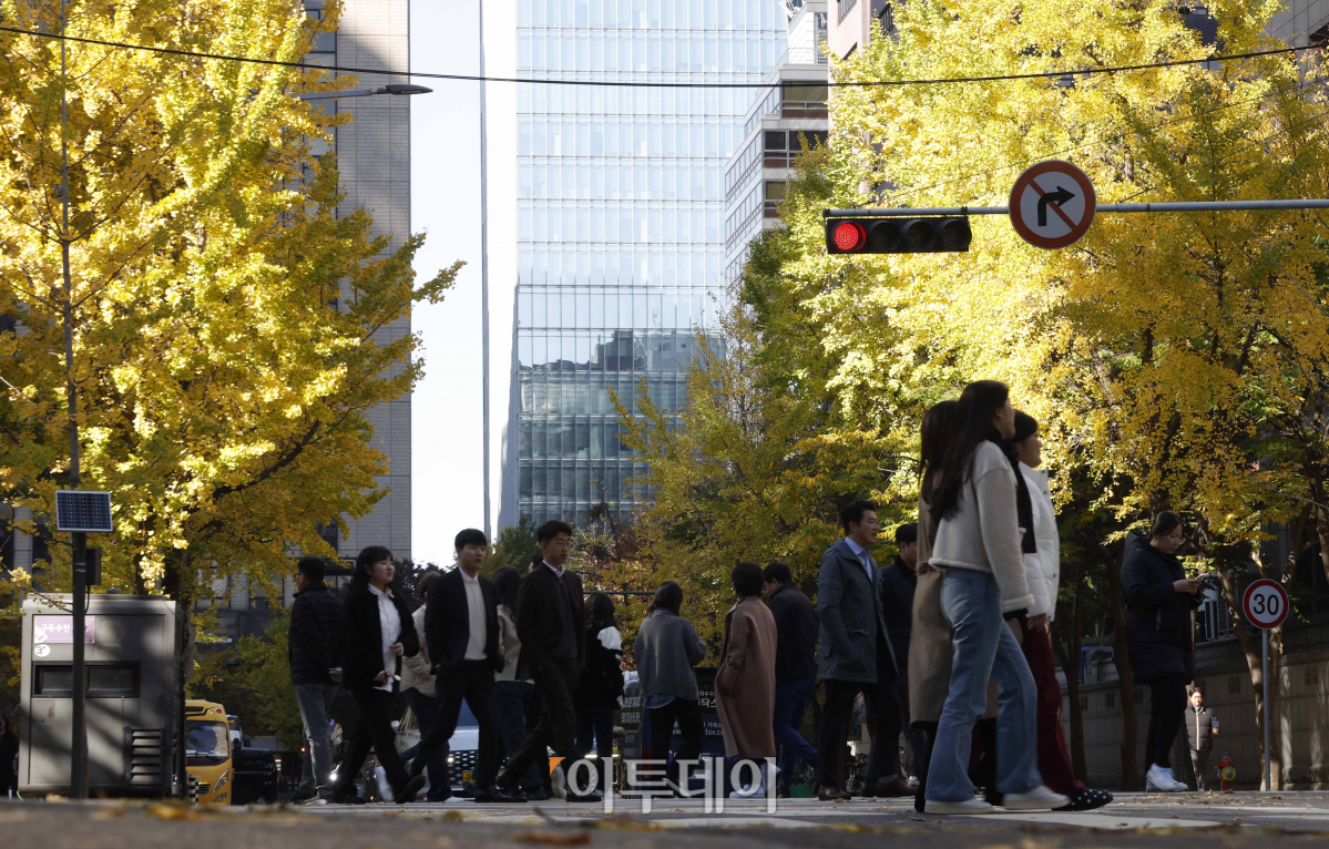 ▲겨울로 접어든다는 절기상 입동을 하루 앞둔 7일 서울 여의도에서 두꺼운 외투를 입은 시민들이 발걸음을 재촉하고 있다. 조현호 기자 hyunho@