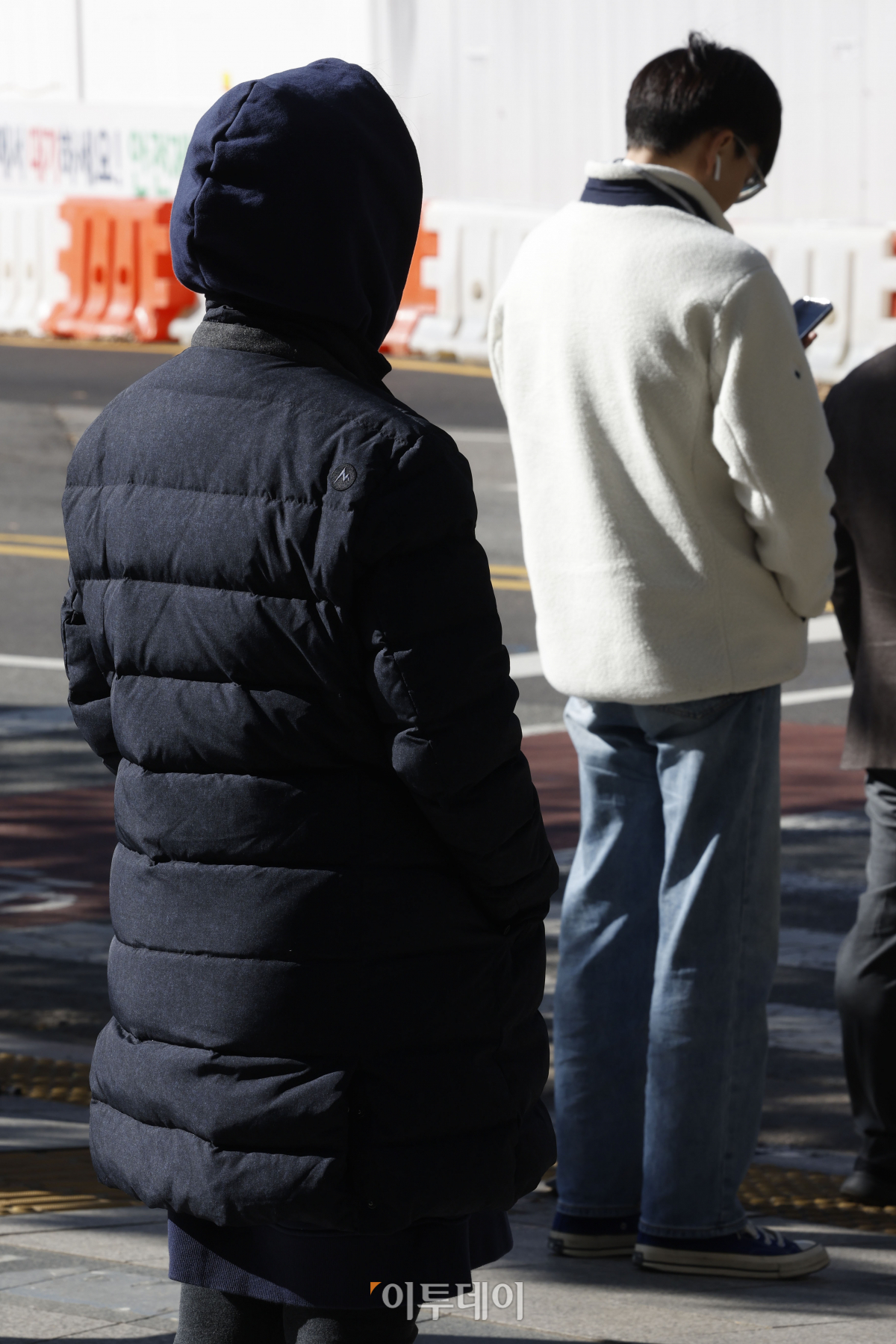 ▲겨울로 접어든다는 절기상 입동을 하루 앞둔 7일 서울 여의도에서 두꺼운 외투를 입은 시민들이 횡단보도 신호를 기다리고 있다. 조현호 기자 hyunho@