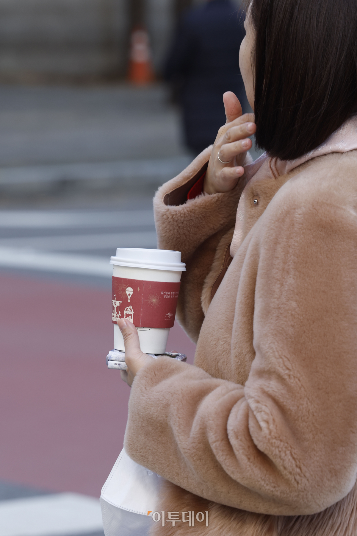 ▲겨울로 접어든다는 절기상 입동을 하루 앞둔 7일 서울 여의도에서 두꺼운 외투를 입은 시민이 횡단보도 신호를 기다리고 있다. 조현호 기자 hyunho@