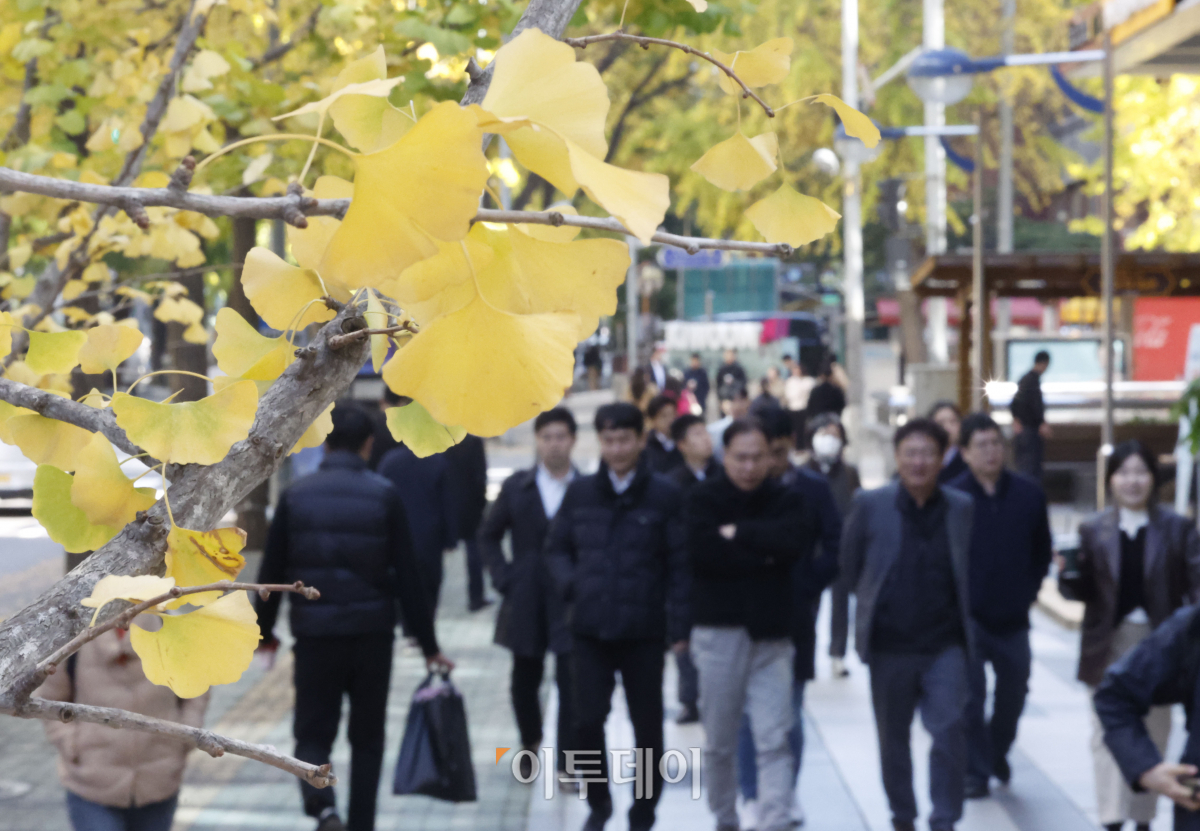 ▲겨울로 접어든다는 절기상 입동을 하루 앞둔 7일 서울 여의도에서 두꺼운 외투를 입은 시민들이 발걸음을 재촉하고 있다. 조현호 기자 hyunho@