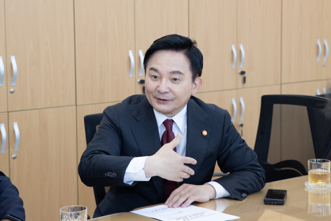 ▲원희룡 국토부 장관이 7일 국회를 방문해 국민의힘 지도부를 만나 설명하고 있다. (사진제공=국토교통부)