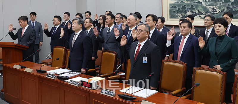 ▲김대기(왼쪽) 대통령비서실장이 7일 서울 여의도 국회에서 열린 운영위원회 국정감사에서 참석자들과 선서를 하고 있다. 고이란 기자 photoeran@