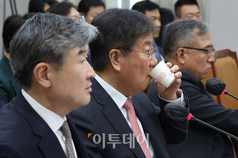 ▲김대기 대통령비서실장이 7일 서울 여의도 국회에서 열린 운영위원회 국정감사에서 물을 마시고 있다. 왼쪽부터 조태용 국가안보실장, 김 비서실장, 김종철 대통령경호처 차장. 고이란 기자 photoeran@