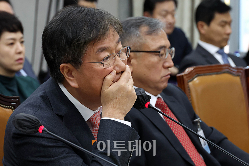 ▲김대기 대통령비서실장이 7일 서울 여의도 국회에서 열린 운영위원회 국정감사에서 얼굴을 만지고 있다. 고이란 기자 photoeran@