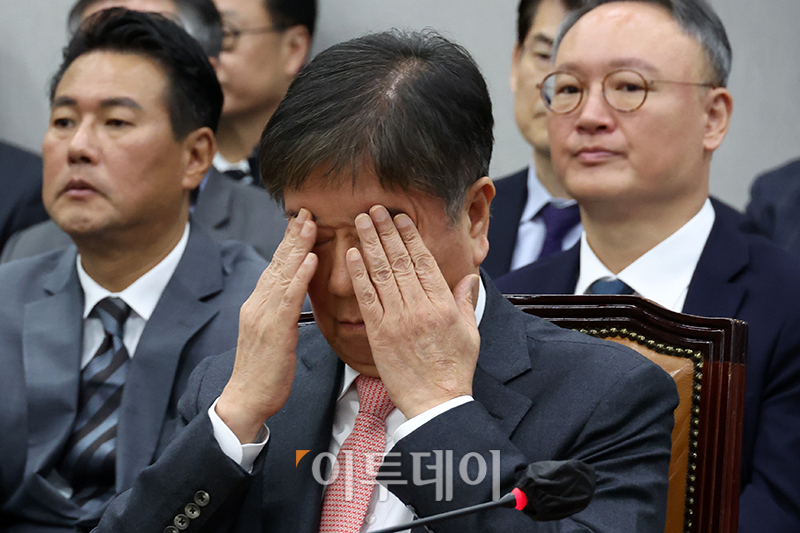 ▲김대기 대통령비서실장이 7일 서울 여의도 국회에서 열린 운영위원회 국정감사에서 얼굴을 만지고 있다. 고이란 기자 photoeran@