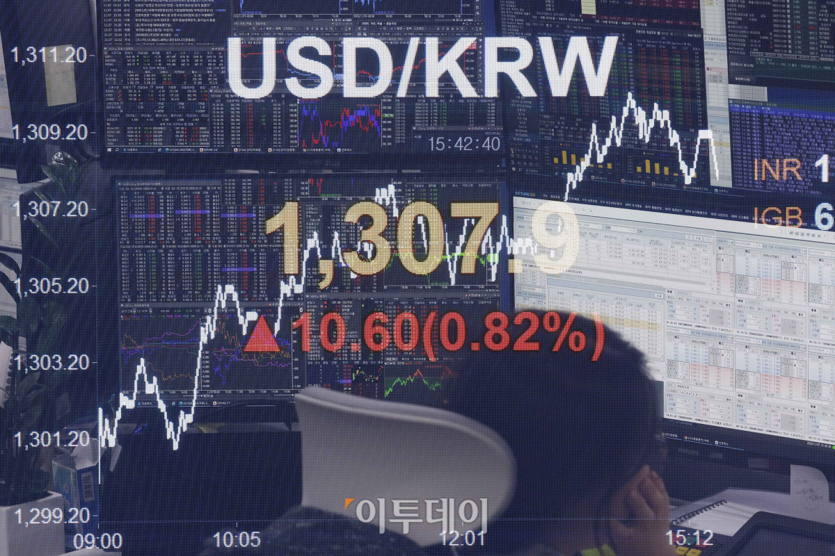 ▲7일 서울 영등포구 KB국민은행 딜링룸에서 관계자가 업무를 보고 있다. 이날 원·달러 환율은 10.6원 오른 1307.9원을 나타냈다. 조현호 기자 hyunho@