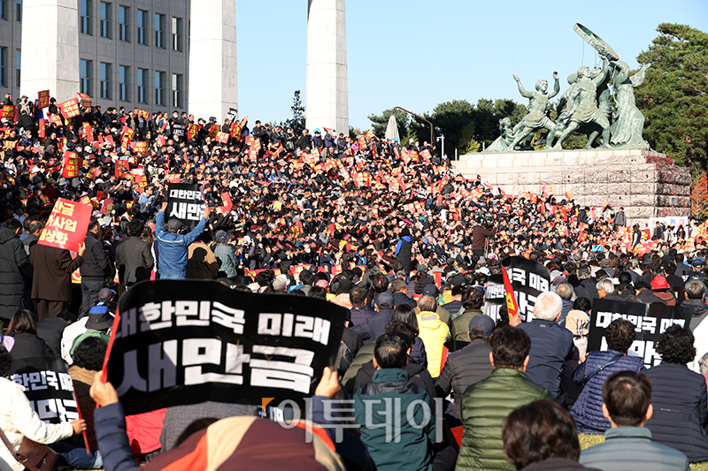 ▲새만금 사업 정상화 촉구 전북인 총궐기대회가 열린 7일 서울 여의도 국회 본청 앞에서 참가자들이 구호를 외치고 있다. 고이란 기자 photoeran@