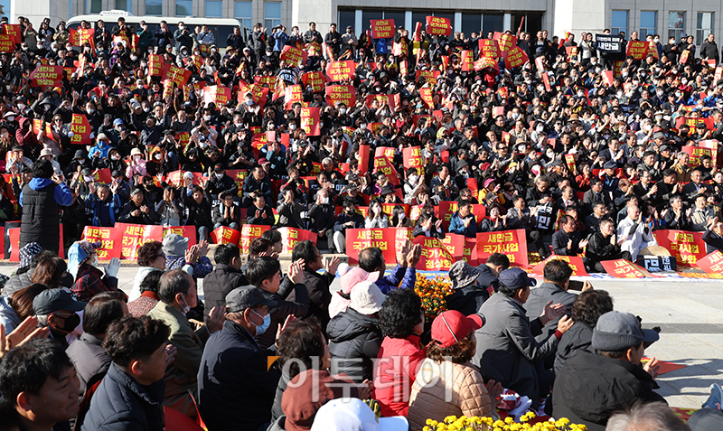 ▲새만금 사업 정상화 촉구 전북인 총궐기대회가 열린 7일 서울 여의도 국회 본청 앞에서 참가자들이 구호를 외치고 있다. 고이란 기자 photoeran@