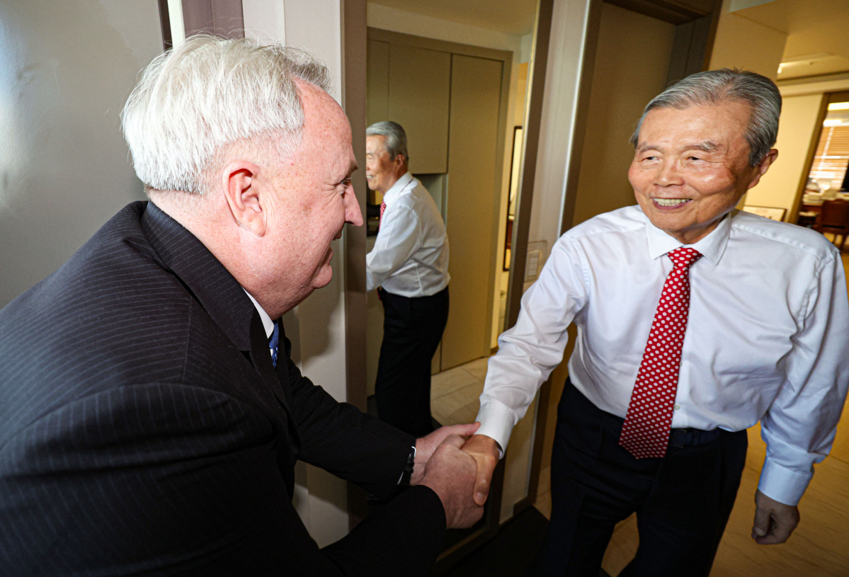 ▲인요한 국민의힘 혁신위원장과 김종인 전 비상대책위원장이 7일 오후 서울 종로구 김 전 비대위원장 사무실에서 만나 악수하고 있다. (뉴시스)