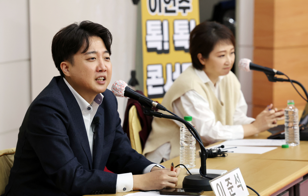 ▲[부산=뉴시스] 하경민 기자 = 이준석 국민의힘 전 대표가 4일 부산 남구 경성대에서 열린 '이언주&이준석 톡!톡! 콘서트'에 참석, 발언을 하고 있다. 인요한 국민의힘 혁신위원장은 이 전 대표를 만나기 위해 부산을 방문했지만 끝내 불발됐다. 2023.11.04. yulnetphoto@newsis.com