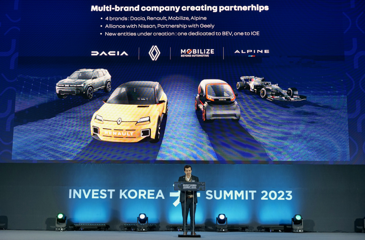 ▲스테판 드블레즈 르노코리아 사장이 7일 부산 벡스코에서 열린 ‘인베스트 코리아 서밋 2023’의 인베스트 코리아 컨퍼런스에 연사로 나서 발표하는 모습. (사진제공=르노코리아자동차)