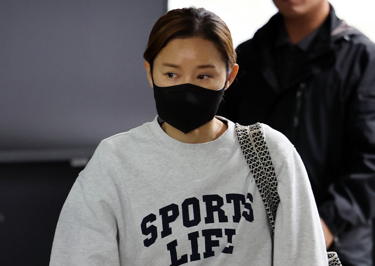 ▲재혼 상대였던 전청조 씨의 사기 공범으로 고소를 당한 전 국가대표 펜싱 선수 남현희 씨가 7일 오전 서울 송파구 송파경찰서에서 피의자 신분으로 조사를 마친 뒤 나오고 있다. (뉴시스)
