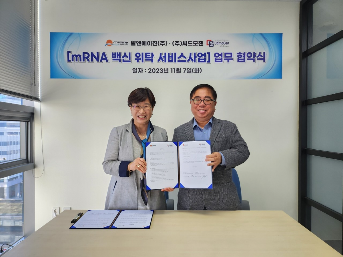 ▲7일 씨드모젠 서울중앙연구소에서 열린 협약식에서 박기랑 씨드모젠 대표이사(왼쪽)와 이우길 알엔에이진 대표이사가 기념 촬영하고 있다. (사진제공=씨드모젠)