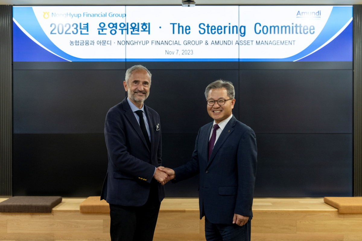 ▲농협금융은 7일, 중구 소재 본사에서 아문디와 주주간 협력과제 추진경과를 점검하기 위한 운영위원회를 개최했다. 사진 왼쪽부터 올리비에 마리에 아문디 파트너십 총괄 임원, 길정섭 NH농협금융 부사장.

