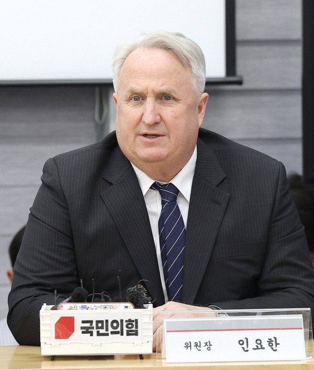 ▲인요한 국민의힘 혁신위원장이 8일 대구 북구 경북대학교 글로벌플라자에서 열린 경북대 재학생 간담회에 참석해 모두발언 하고 있다. 연합뉴스
