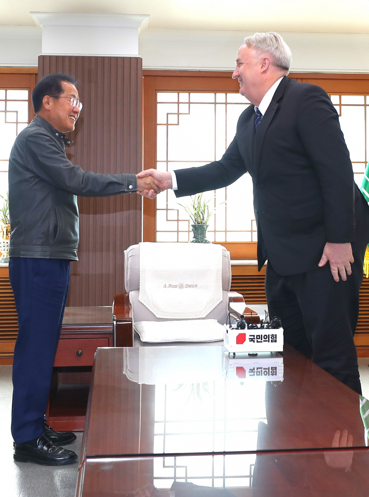 ▲인요한 국민의힘 혁신위원장이 8일 대구시청 산격청사를 찾아 홍준표 대구시장과 면담에 앞서 악수하고 있다. (뉴시스)