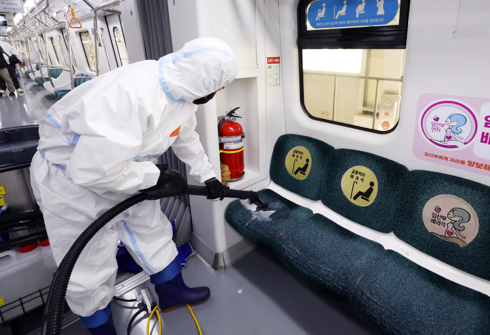 ▲8일 오전 광주 동구 광주교통공사 용산차량기지에서 최근 수도권을 중심으로 확산 중인 빈대를 사전 예방하기 위해 특별 살충 작업이 이뤄지고 있다. (연합뉴스)