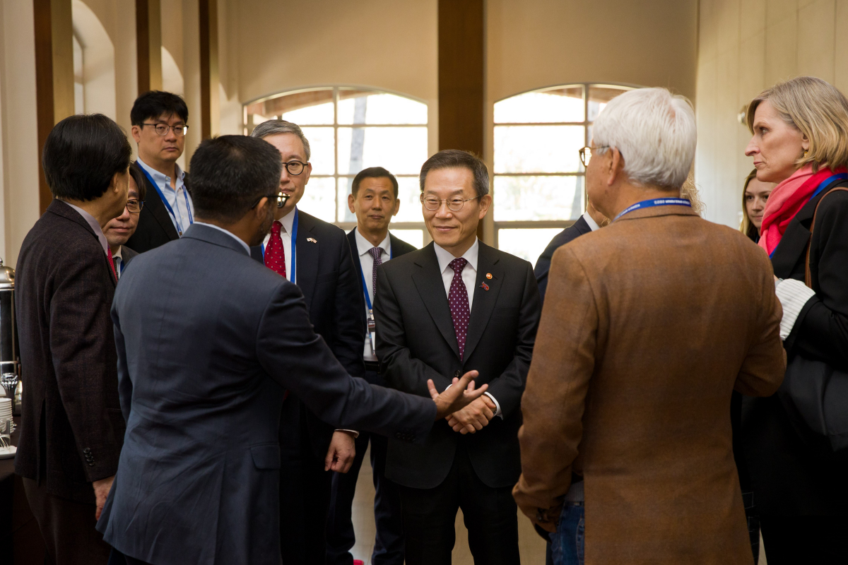 ▲이종호 과학기술정보통신부 장관이 8일 오전 서울 강서구 메이필드호텔에서 열린'한-미 우주산업 심포지엄' 에서 시라그 파리크(Chirag Parikh) 미국 국가우주위원회 사무총장과 환담을 나누고 있다. (사진제공=과학기술정보통신부)