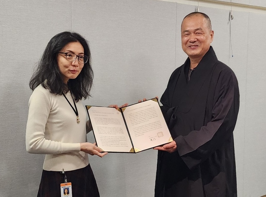 ▲혜문 문화재제자리찾기 대표가 보스턴 미술관 동양미술관장 크리스티나 유유에게 금은제 라마탑형 사리구 반환요청서를 전달하는 모습. (문화재제자리찾기)