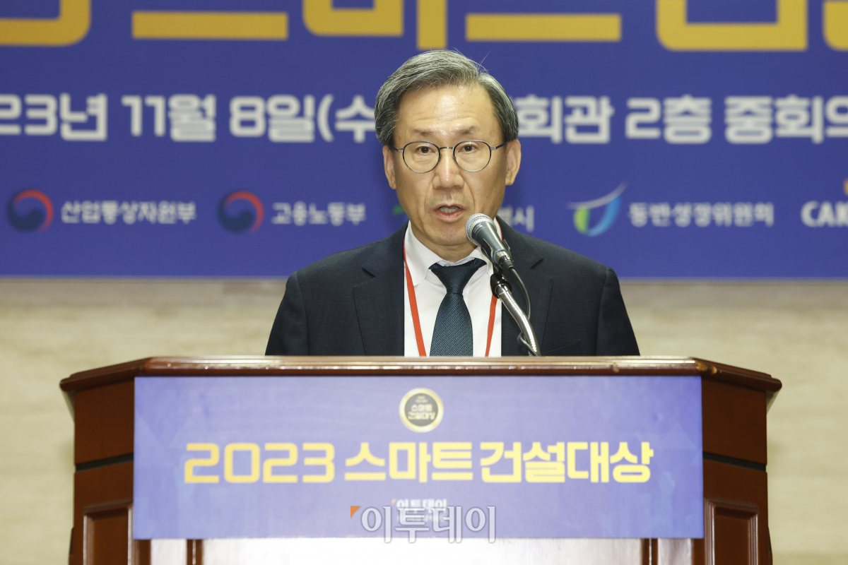 ▲김덕헌 이투데이 대표가 8일 서울 강남구 건설회관 중회의실에서 열린 ‘2023 이투데이 스마트 건설대상 시상식’에서 개회사를 하고 있다. 조현호 기자 hyunho@