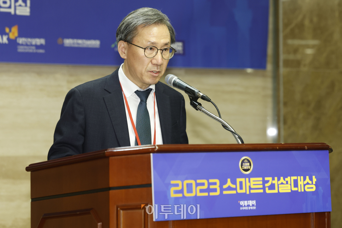 ▲김덕헌 이투데이 대표가 8일 서울 강남구 건설회관 중회의실에서 열린 ‘2023 이투데이 스마트 건설대상 시상식’에서 개회사를 하고 있다. 조현호 기자 hyunho@