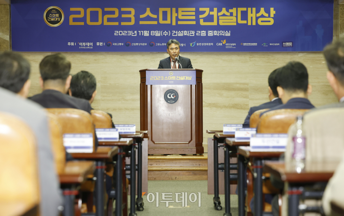 ▲유창수 서울특별시 행정2부시장이 8일 서울 강남구 건설회관 중회의실에서 열린 ‘2023 이투데이 스마트 건설대상 시상식’에서 축사를 하고 있다. 조현호 기자 hyunho@