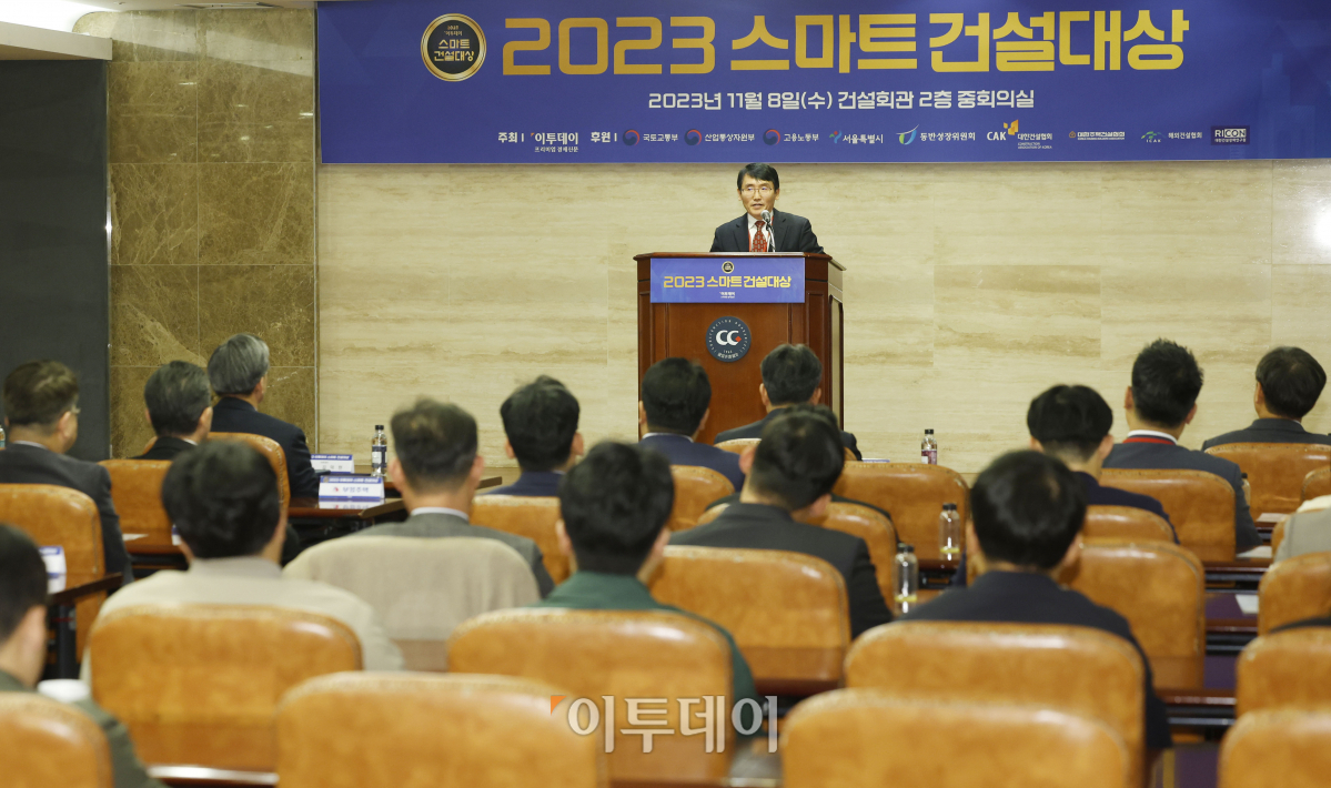 ▲심사위원장인 김희수 대한건설정책연구원 원장이 8일 서울 강남구 건설회관 중회의실에서 열린 ‘2023 이투데이 스마트 건설대상 시상식’에서 심사평을 하고 있다. 조현호 기자 hyunho@