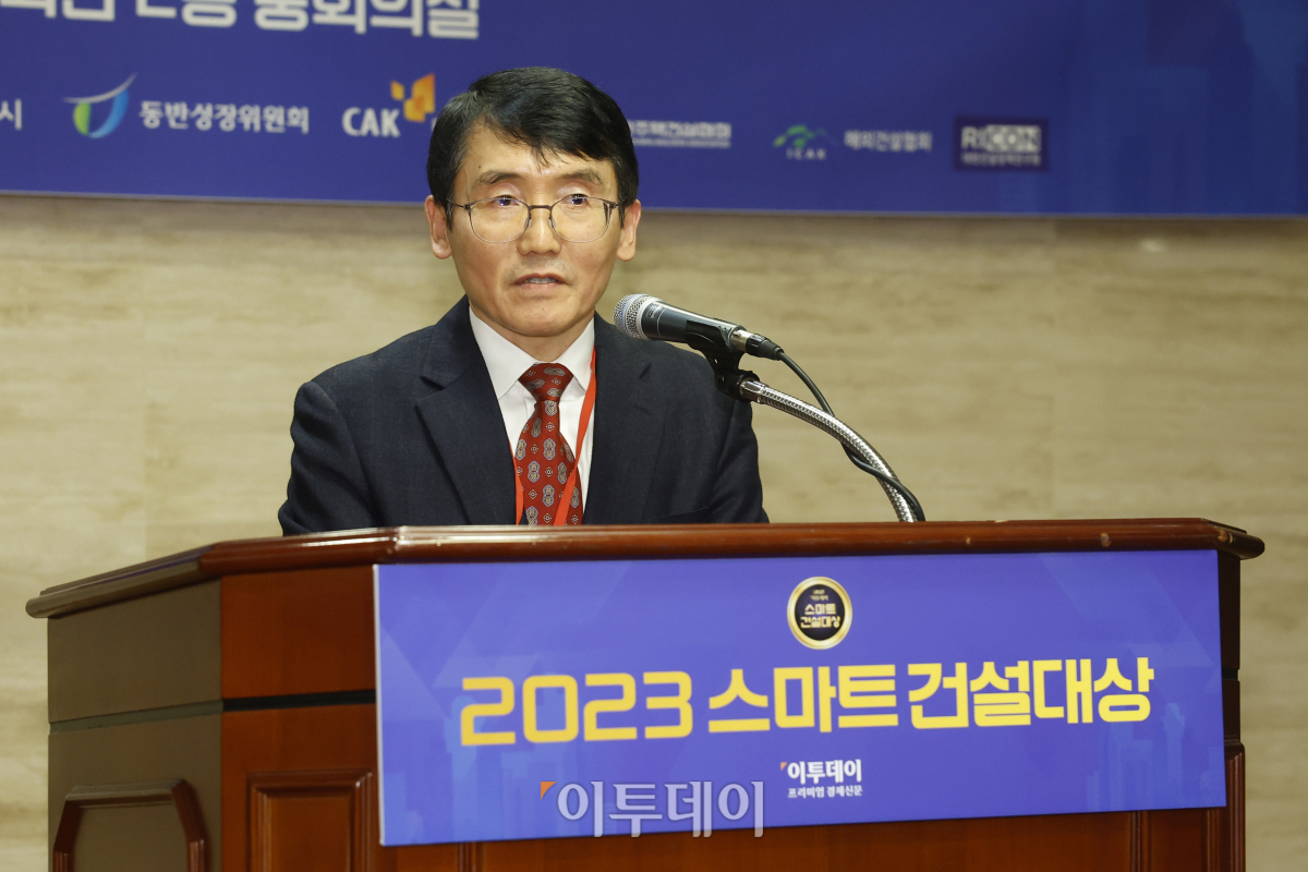 ▲심사위원장인 김희수 대한건설정책연구원 원장이 8일 서울 강남구 건설회관 중회의실에서 열린 ‘2023 이투데이 스마트 건설대상 시상식’에서 심사평을 하고 있다. 조현호 기자 hyunho@