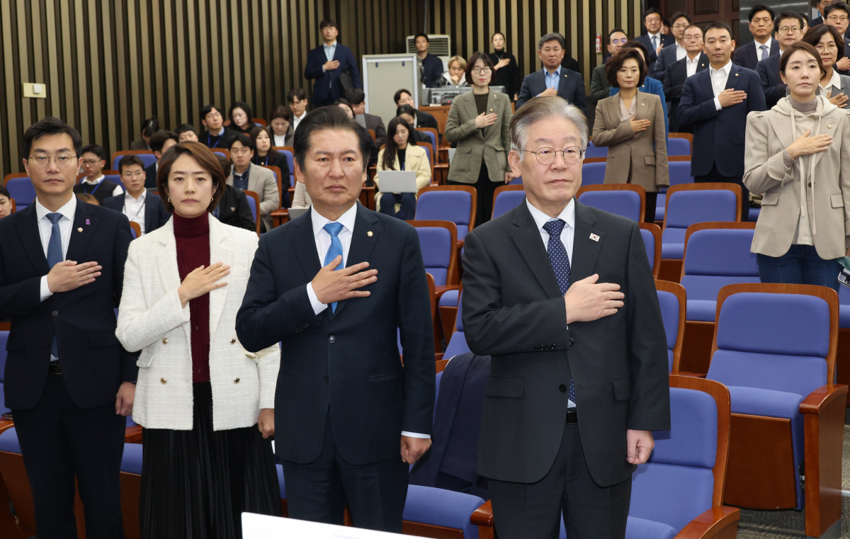 ▲<YONHAP PHOTO-3363> 민주당 의원총회    (서울=연합뉴스) 한상균 기자 = 더불어민주당 이재명 대표가 8일 국회에서 열린 의원총회에서 국민의례를 하고 있다. 2023.11.8    xyz@yna.co.kr/2023-11-08 14:05:33/<저작권자 ⓒ 1980-2023 ㈜연합뉴스. 무단 전재 재배포 금지.>