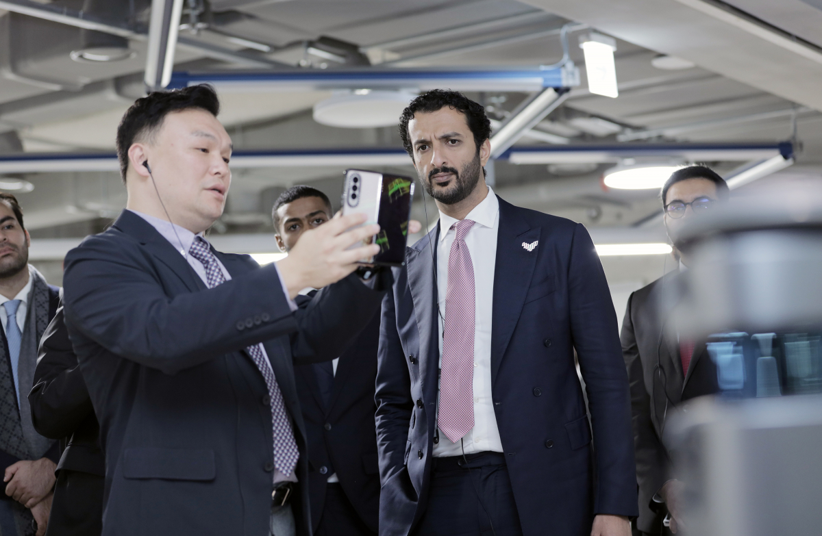 ▲9일 압둘라 빈 투크 알 마리(Abdullah bin Touq Al Marri) UAE 경제부장관(사진 오른쪽)과 일행이 경기도 성남시에 위치한 네이버 1784를 둘러보고 있다. (사진제공=네이버)