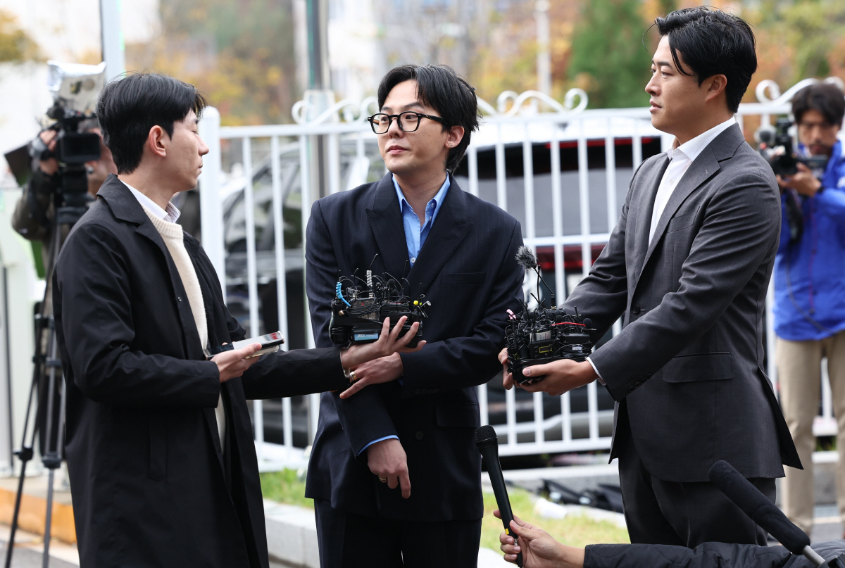 ▲마약 투약 혐의를 받는 가수 지드래곤이 6일 오후 인천 논현경찰서로 출석했다. (연합뉴스)
